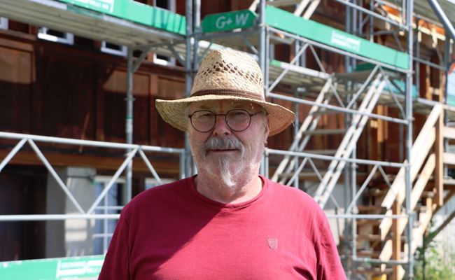 Sein Haus brannte. Nun wartet er seit Monaten auf den Wiederaufbau – wegen einer fehlenden Bewilligung