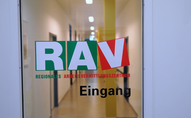 Arbeitsmarkt im März unter Druck – mehr Stellensuchende, weniger offene Stellen