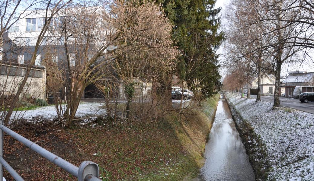 Ein Blick auf den Littenbach Richtung Binnenkanal. Das flache, helle Gebäude links vorne befindet sich auf dem Grundstück Hauptstrasse 49, das die Gemeinde Au erworben hat. Auf der rechten Uferseite ist der Lindenweg. 