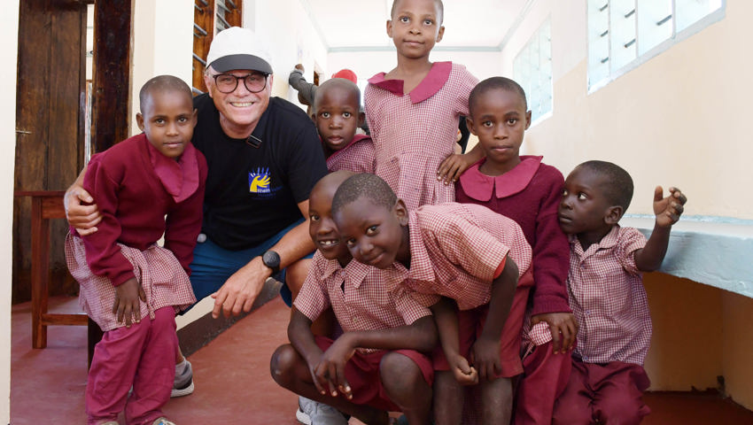 Die Kinder schätzen es sehr, dass ihnen die Aufmerksamkeit der Schweizer Gruppe um Erich Kühnis gilt. Die Kinder schätzen es sehr, dass ihnen die Aufmerksamkeit der Schweizer Gruppe um Erich Kühnis gilt.