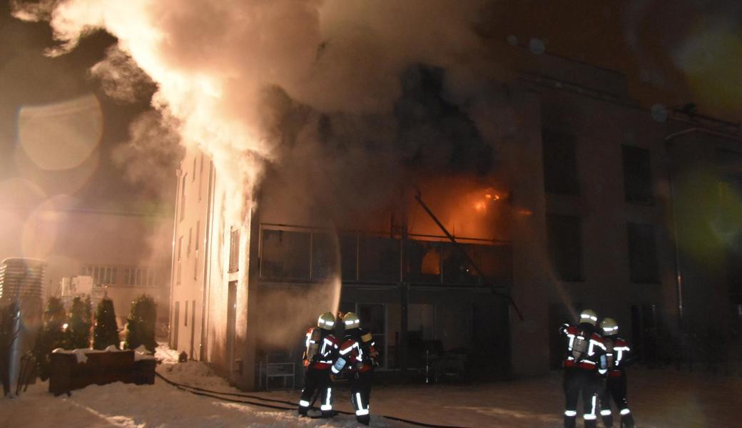 Die Feuerwehr musste einen Teil der Fassade öffnen, um den Brand zu löschen.