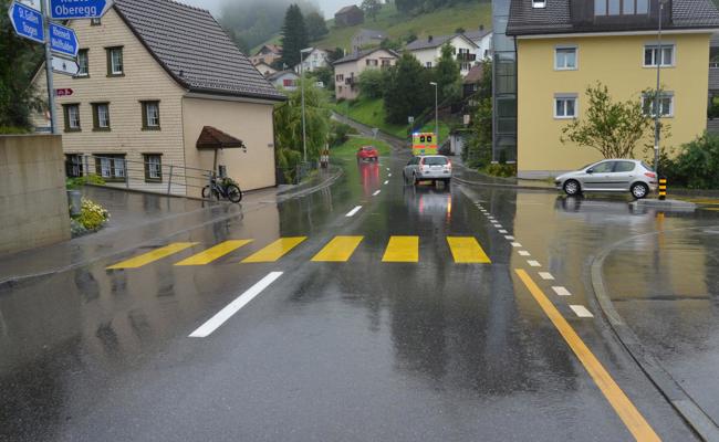 Autofahrer übersieht E-Bike