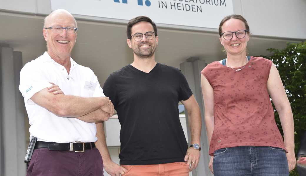 Die Geschäftsleitenden Pascale Brei (rechts) und Thomas Langer freuen sich über Hausarzt Urs Rusch (Mitte), der ab August im MAiH praktizieren wird.  