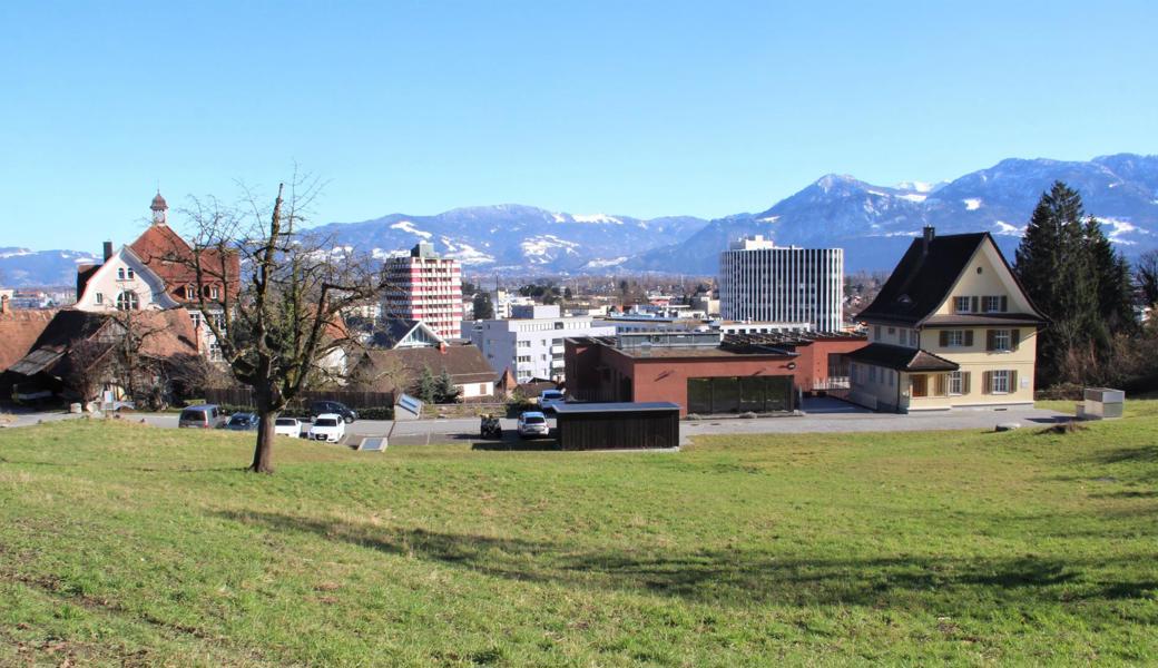 Blick vom Sonnenberg auf die Tagesklinik der Psychiatrie-Dienste Süd (rotes und gelbes Gebäude). Wegen Einsprachen wird das Psychiatrie-Zentrum seine ausserdem bestehenden sechs Provisorien nun doch nicht in einem (blockierten) Neubau auf dem Sonnenberg zusammenfassen, sondern auf dem Erlen-Areal beim Heerbrugger Bahnhof.