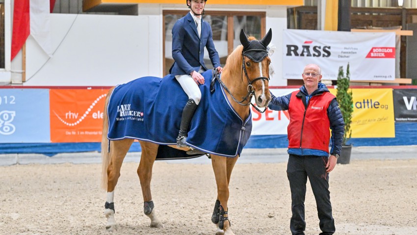 Linus Hanselmann und Linaro an der Siegerehrung, begleitet vom stolzen Züchter, Besitzer und treuen Mäzen Kurt Jenny aus Bludenz.