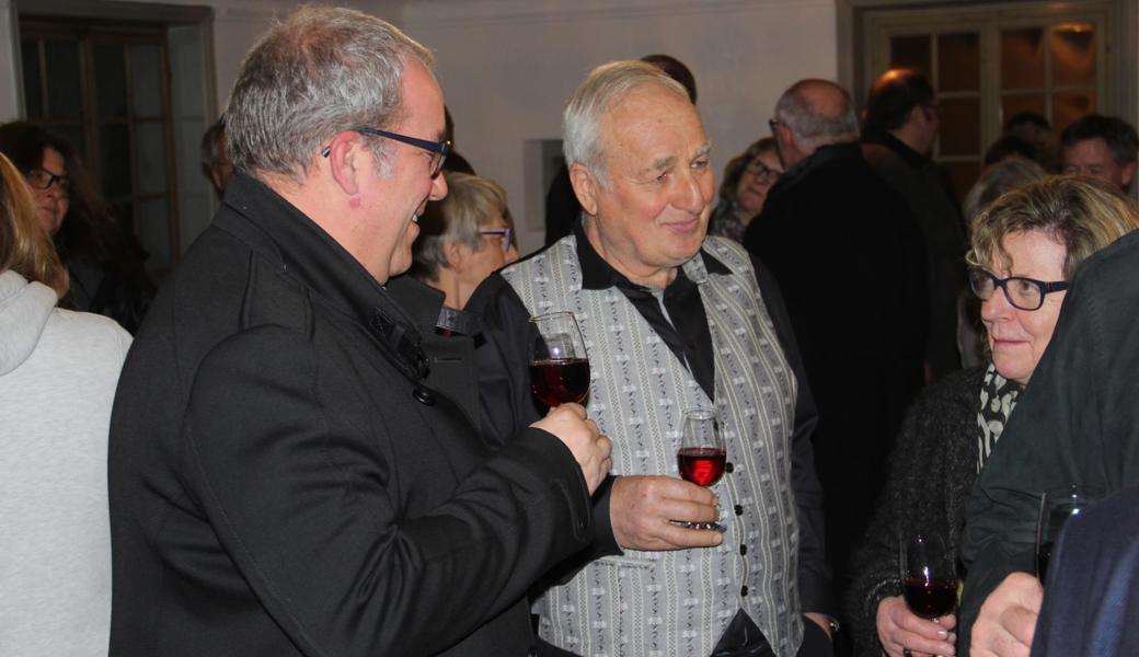 Stadtpräsident Ruedi Mattle, hier im Gespräch mit dem Ehepaar Schläpfer, hielt eine kurze Ansprache.
