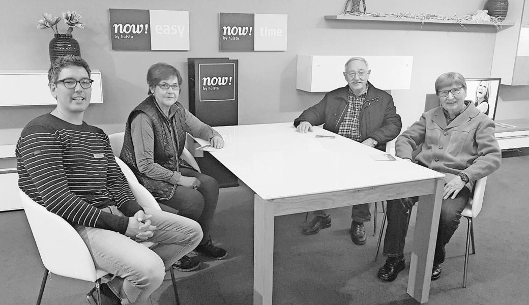 Die glücklichen Gewinner des Jubiläums-Wettbewerbs (v. l.): Geschäftsinhaber Ingo Gschwend, Katrin Köppel (Widnau), Vertreter von Katerina Zäch (Eichberg) und Walter Silla (Widnau).  Bild: pd