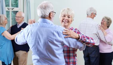 Oldies-Disco: Müssen Ü60-Jährige das Tanzen wirklich vor 20 Uhr beenden?