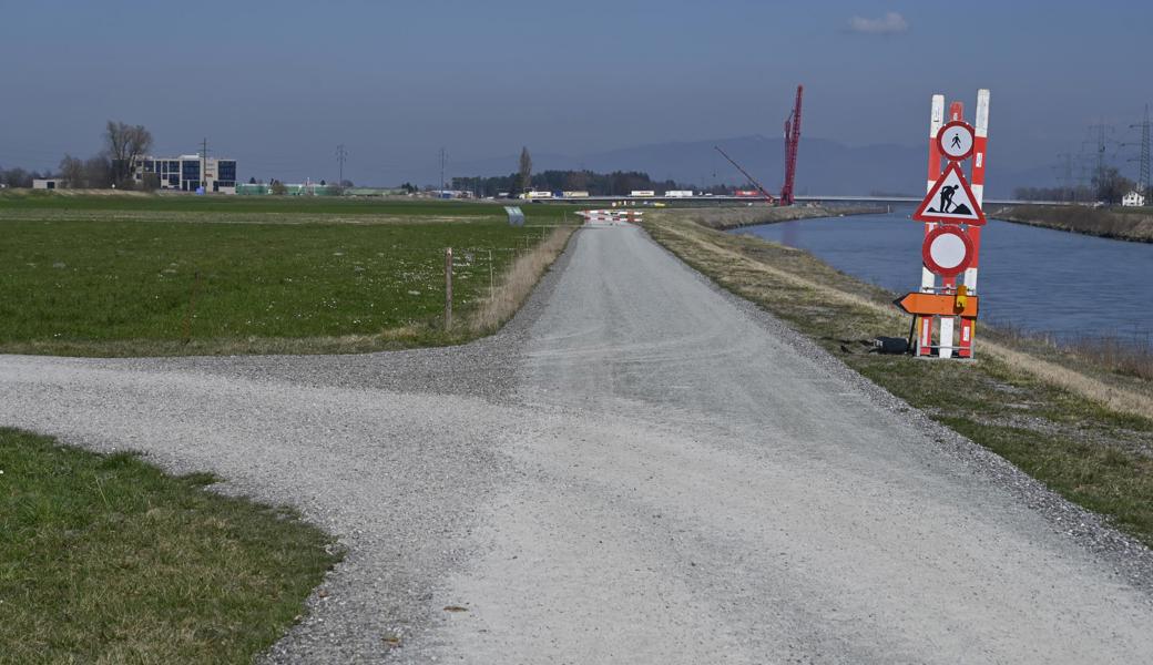 Die letzten zwei Wochen war der Radweg zwischen Kriessern-Hofwald und Montlingen-Fohlenhof (Bild) erneut gesperrt. Diesmal nicht wegen des neuen Kiesbelags, sondern wegen der Demontage der Dienstbahnbrücke über den Rhein neben der Grenzbrücke Kriessern – Mäder.