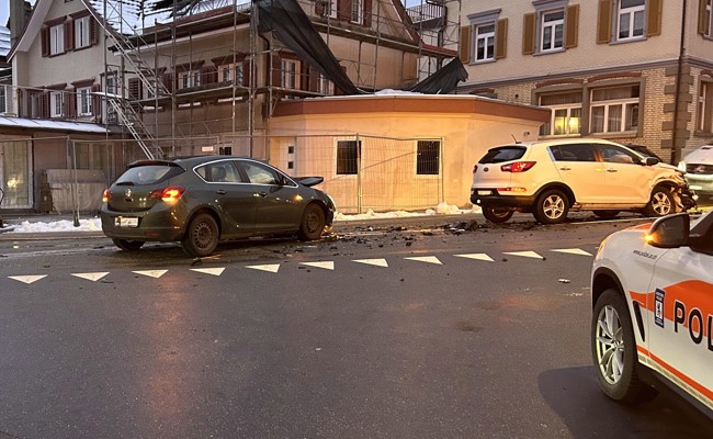 Totalschaden nach Unfall: Pannendienst hat zwei Autos abtransportiert