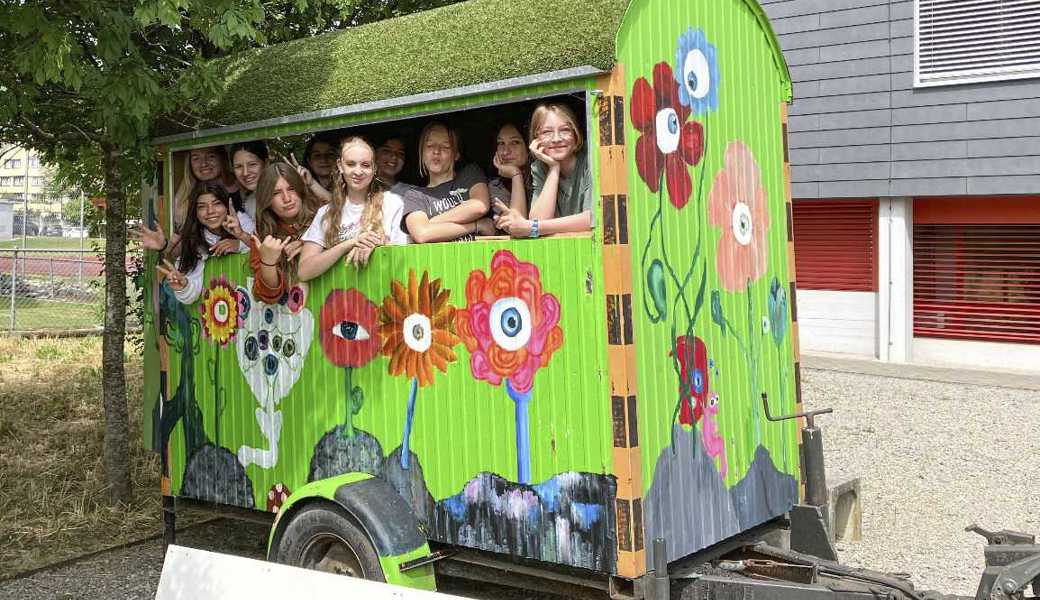 Für ihre Kunstaktion haben die Jugendlichen der Talentschule einen Wagen passend bemalt. 