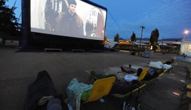 Freiluftkino im Liegestuhl