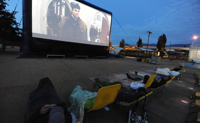Freiluftkino im Liegestuhl
