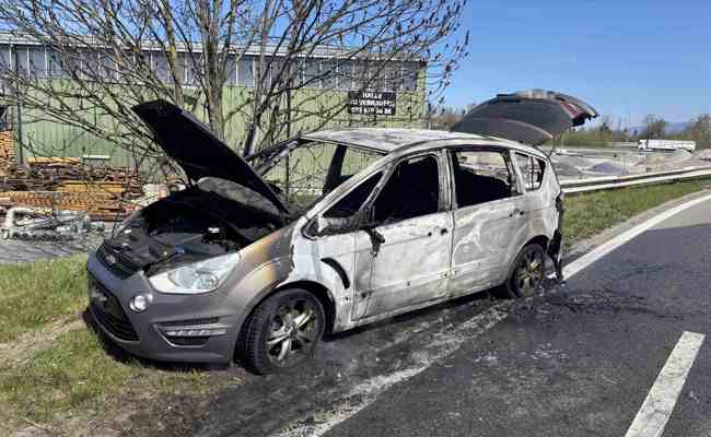 50-Jährige stellt ihr Auto im Wiesland ab, wo es komplett ausbrennt