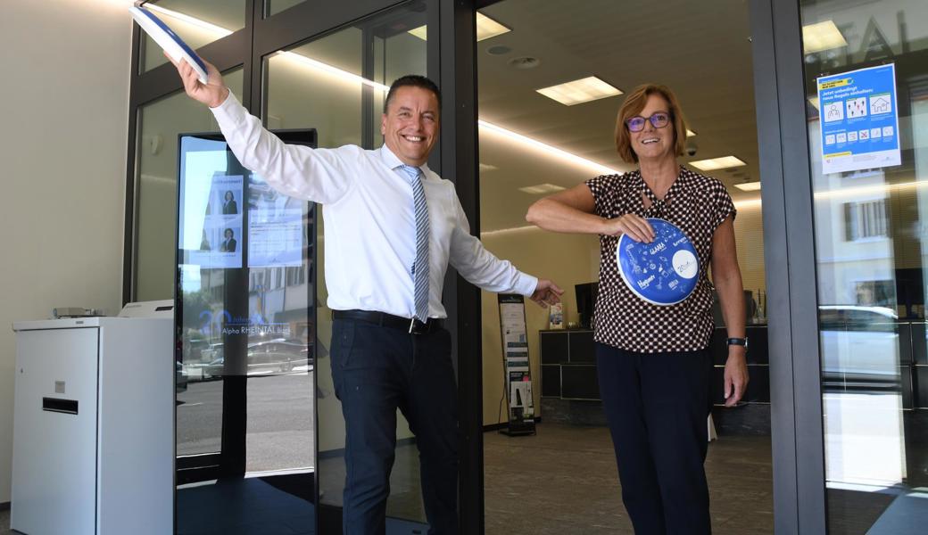 Toni Loher und Anita Schawalder sind Marketingverantwortliche der Alpha Rheintal Bank. Mit einer Frisbee-Scheibe veranschaulichen sie, wie sie junge Menschen erreicht und zur Teilnahme am Wettbewerb animiert haben.