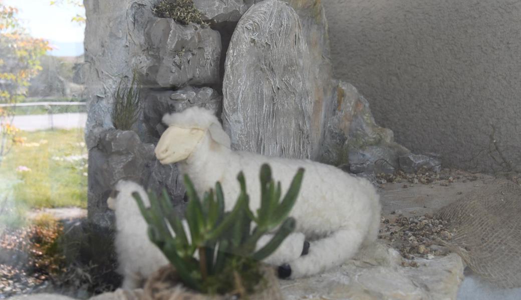 Noch ist das Grab geschlossen. An Ostern ist es offen und leer. Noch ist das Grab geschlossen. An Ostern ist es offen und leer.