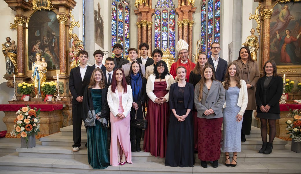 16 Jugendliche empfangen das Sakrament der Firmung