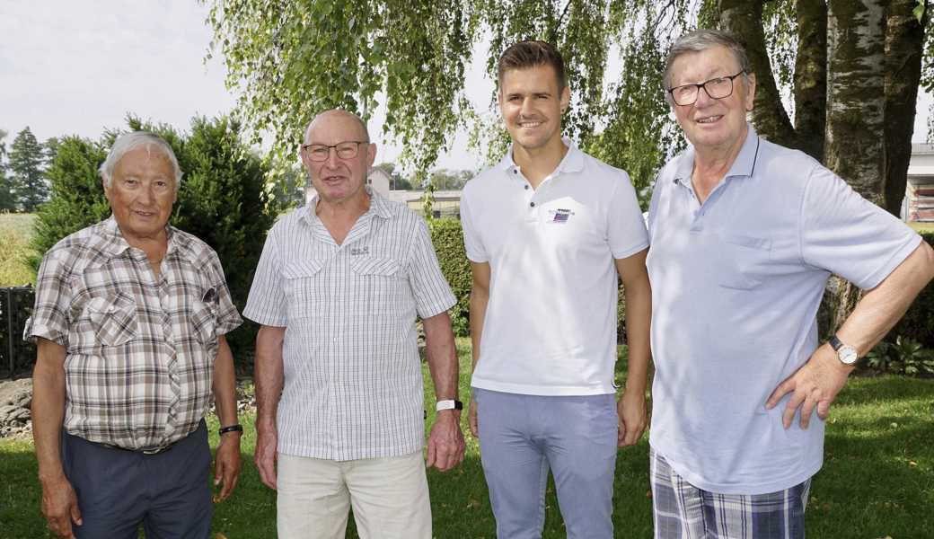 Sie posieren unter einer Birke unweit ihrer zweiten Heimat, dem Rebsteiner Sportplatz Birkenau (von links): Ernst Halter, Werner Graf, Rico Köppel und Bruno Langenegger.