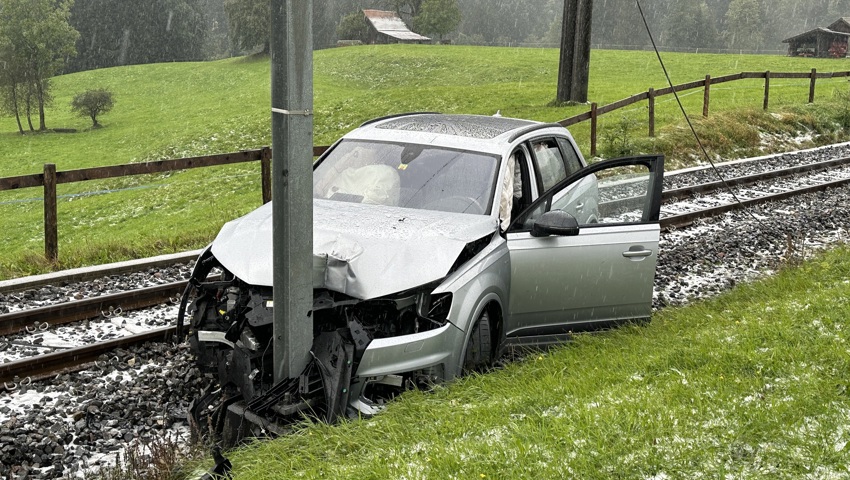Ein Auto und ein Sattelschlepper landen nach Ausweichmanöver auf Bahngleis Ein Auto und ein Sattelschlepper landen nach Ausweichmanöver auf Bahngleis