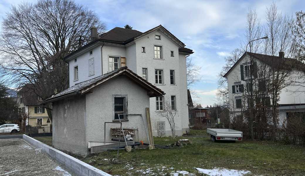 In der Ecke Bahnhofstrasse-Städlenstrasse ist ein Baum unrechtmässig gefällt worden.