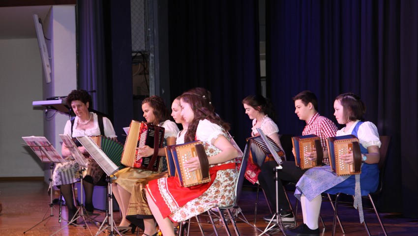 Nach einem kleinen Imbiss unterhielt das Schwyzerörgeli-Ensemble «Edelwyss». Kinder und Jugendliche der Musikschule Oberrheintal unter der Leitung von Priska Seitz . Nach einem kleinen Imbiss unterhielt das Schwyzerörgeli-Ensemble «Edelwyss». Kinder und Jugendliche der Musikschule Oberrheintal unter der Leitung von Priska Seitz .