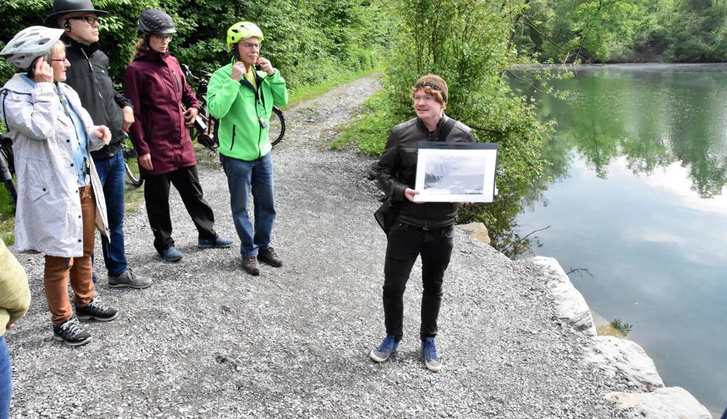 Tobias Reinhard vom Jüdischen Museum erklärt während der Velo-Exkursion, warum im Jahr vor und während des Zweiten Weltkriegs die Fluchtroute übers Waibelloch (im Hintergrund) von jüdischen Menschen oft genutzt wurde, um in die Schweiz zu kommen. 