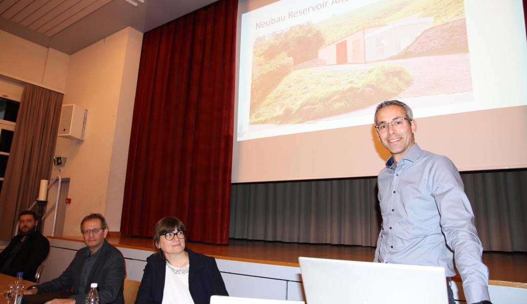 Projektleiter Dominik Sonderegger (r.) erläuterte den geplanten Neubau des Reservoirs Altensteig, links von ihm Angelika Margadant, Präsidentin der Schulkommission, die noch kurz über Lehrerwechsel und laufende Projekte der Schule informierte, sowie Stadtpräsident Urs Müller und Stadtschreiber Marco Forrer.