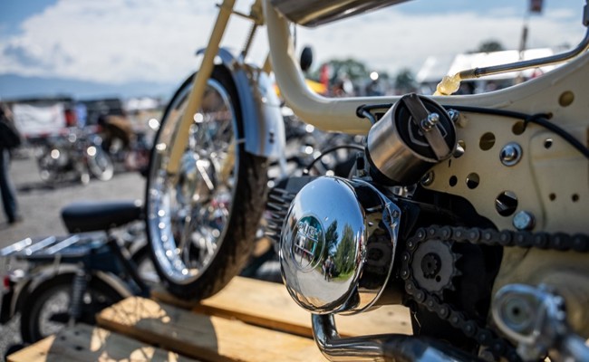 Motorengeräusche, Live-Musik und Schwingen am Zweitakttreffen