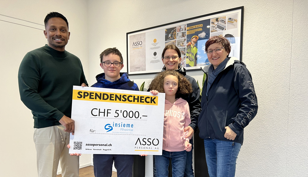 CEO Niranjan Sriragavan überreicht im Namen der ASSO PERSONAL AG den Spendenscheck an der Verein insieme Rheintal.