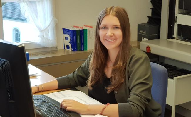 Celina Egger ist neu im Steueramt