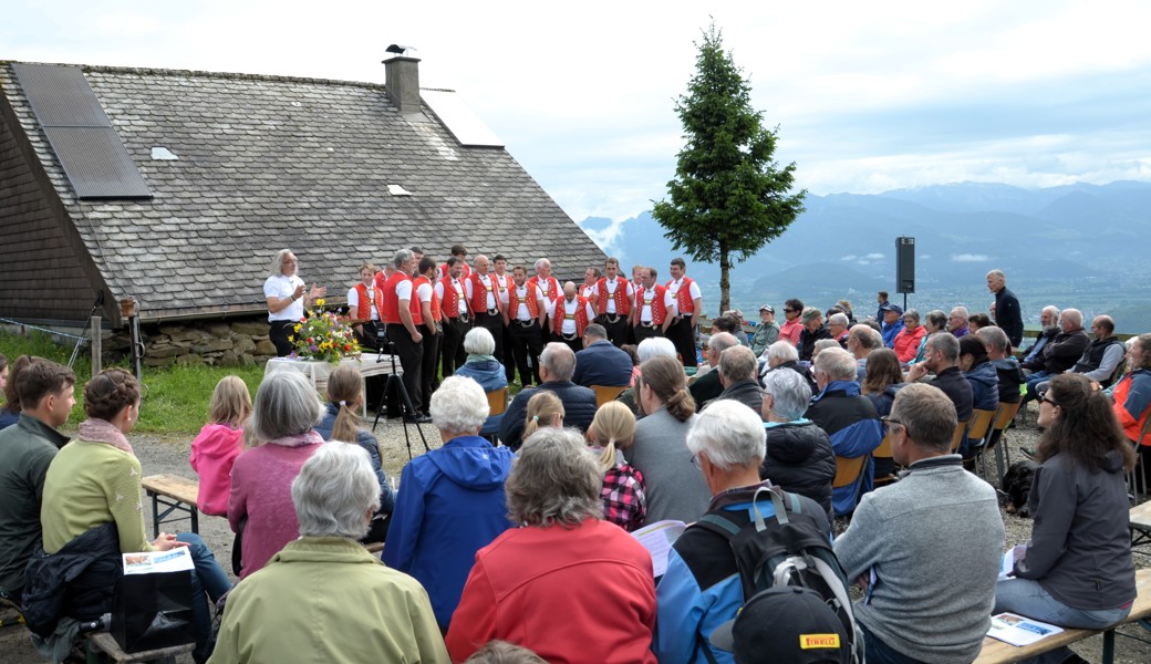 Pfr. Martin Böhringer leitet durch den Feusenalpgottesdienst