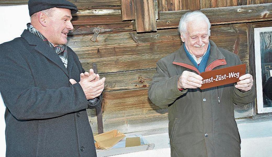Gemeindepräsident Gino Pauletti ehrt Museumsförderer Ernst Züst mit einem eigenen Weg, dem Ernst-Züst-Weg. Bild:  iks