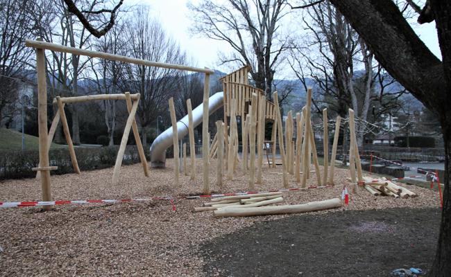 Ein neuer zentrumsnaher Spielplatz beim Schulhaus Bild
