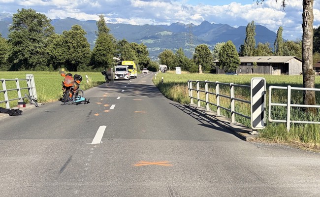 Rega musste kommen: Velofahrer prallt mit Motorrad zusammen