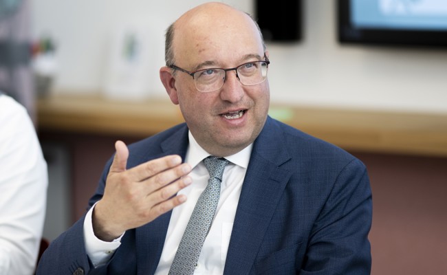 1.-August-Feier vor der Kirche oder in der Halle mit Ansprache von Regierungsrat Beat Tinner
