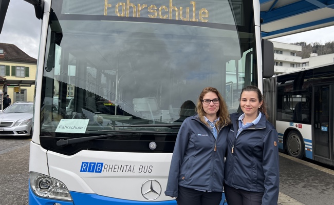 Diese Frauen sind stolz darauf, einen grossen Bus zu fahren