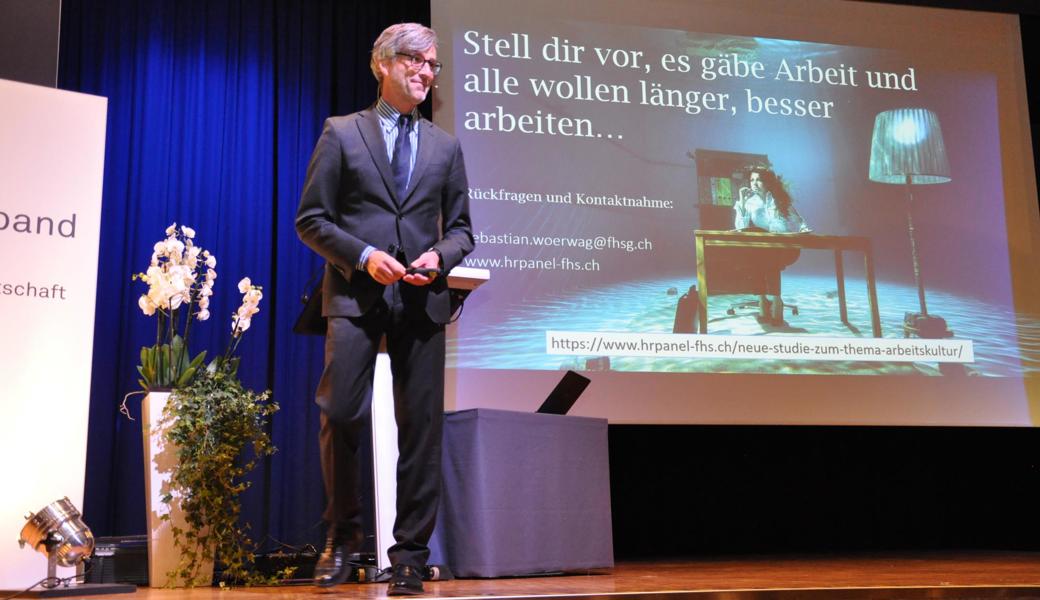 Neue Arbeitsmodelle für ältere Arbeitnehmer könnten dem Fachkräftemangel entgegenwirken, führte Sebastian Wörwag, Rektor der Fachhochschule St. Gallen, aus.