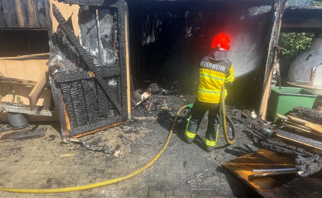 Viel Rauch beim Brand eines Geräteschuppens im Quartier Grusegg