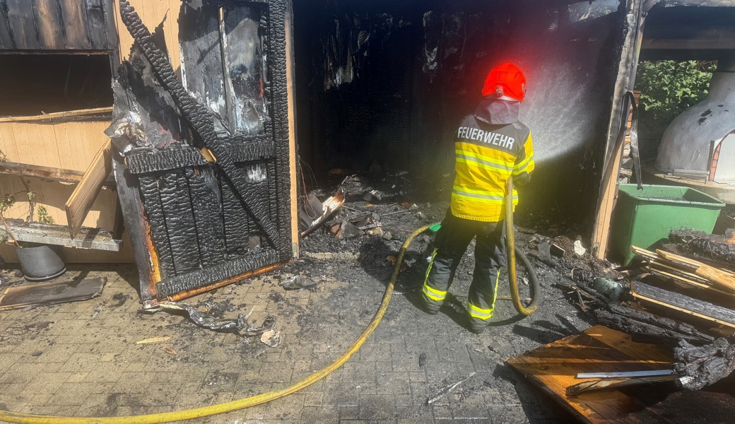 Viel Rauch beim Brand eines Geräteschuppens im Quartier Grusegg