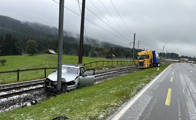 Ein Auto und ein Sattelschlepper landen nach Ausweichmanöver auf Bahngleis