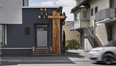 Ein neues Kunstwerk am Strassenrand fällt auf - es ist in guter Gesellschaft