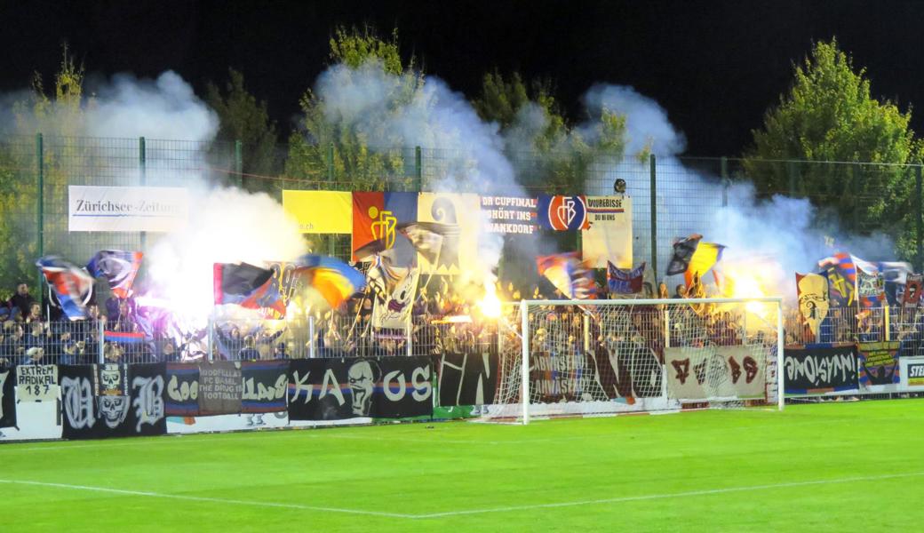 Die Muttenzerkurve Basel ist die grösste und bekannteste Fankurve der Schweiz. Sie ist immer mit vielen Fans unterwegs, wie auch hier bei einem Cupspiel in Rapperswil im letzten Oktober. Für sie sind diese Spiele auf dem Land eine willkommene Abwechslung zum Alltag in den grossen Arenen.