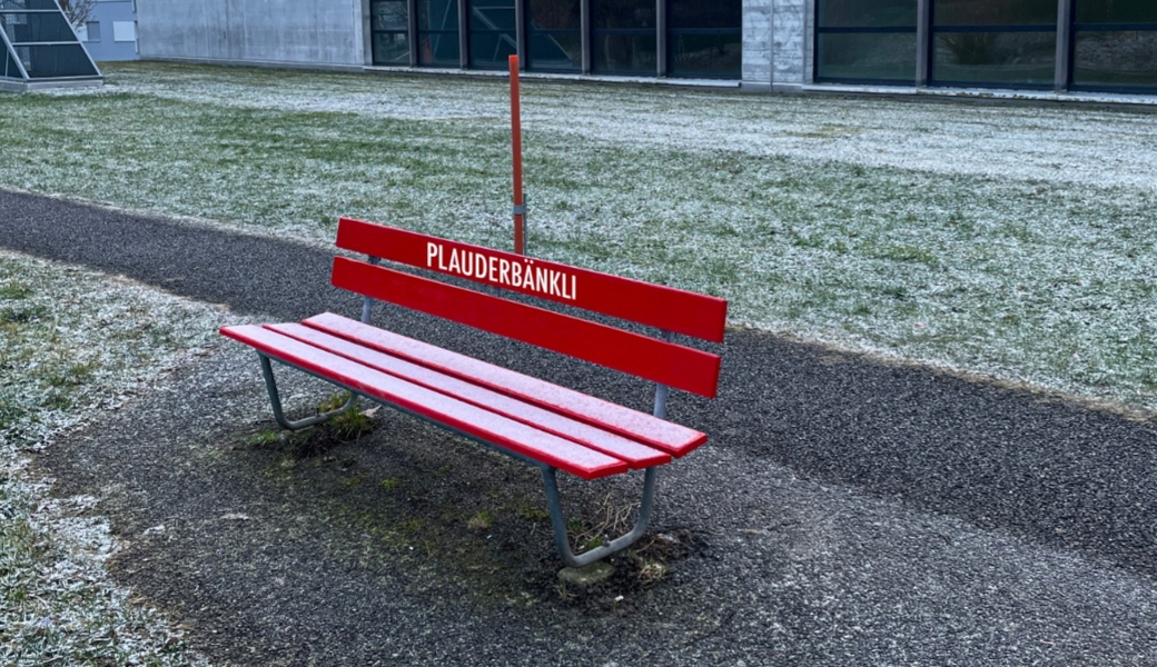 Es ist zu kalt, als dass man jetzt drauf Platz nähme: Plauderbänkli am Lyrikweg. 