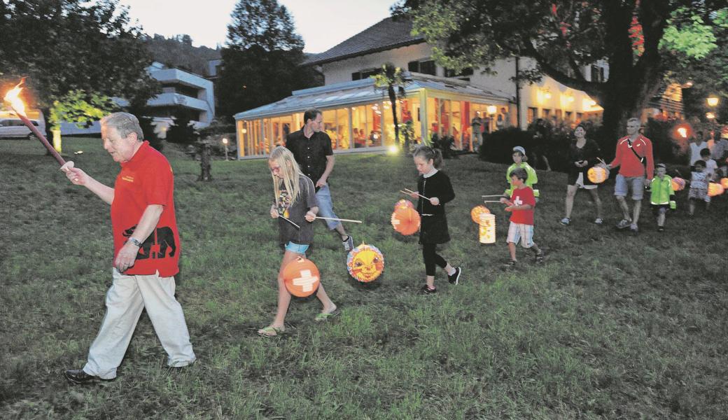 Lampionumzug an der Bundesfeier 2017 in Altstätten zum Funken. Auf den Funken und das grosse Feuerwerk wird man dieses Jahr wegen der Trockenheit zwar verzichten müssen. Einen kurzen Lampionumzug ohne Fackeln möchte man mit den Kindern aber machen.
