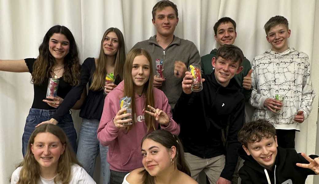 Für guten Probenbesuch ausgezeichneten: (hinten, v. l.) Sarah Sieber, Noreen Tanner, Emma Wolf, Lucas Köppel, Finn Wider, Finn Spitzer, Jan Keller; (unten, v. l.) Annina Baumann, Eloise, Curdin Kehl. 
