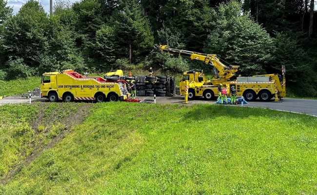 Tausende Liter Gülle fliessen in einen Bach, weil Tanklaster kippt