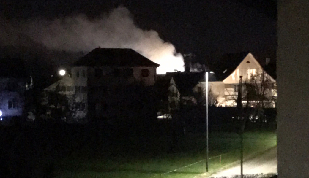 Von Scheinwerfern ausgeleuchtet war der aufsteigende Rauch weitherum zu sehen. 