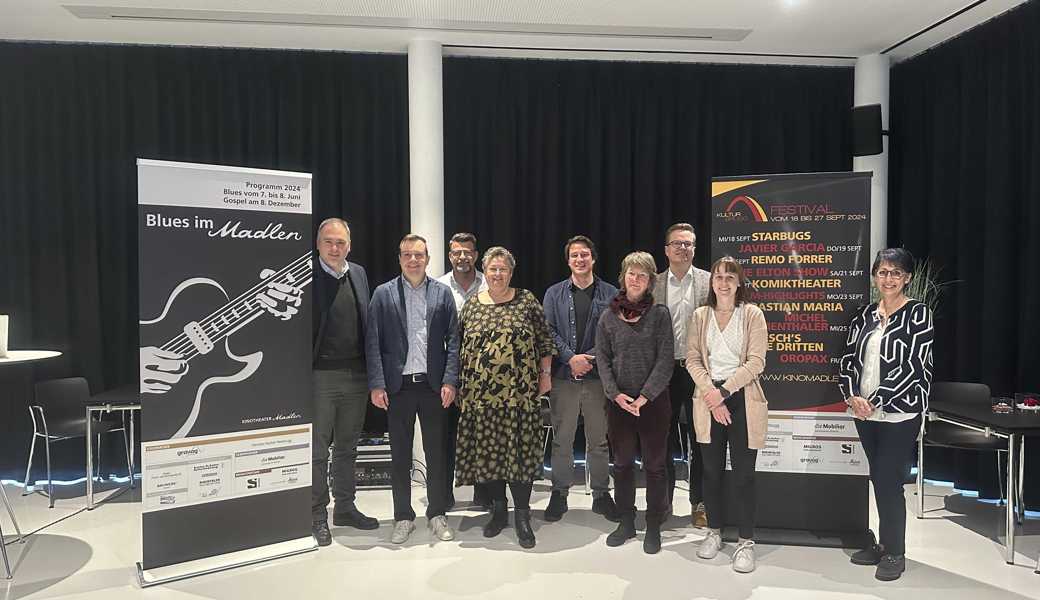 Von links: Christian Sepin (Gemeindepräsident Au), Fabian Sonderegger und Christian Häle (beide Sonnenbau), Denise Zellweger und Pascal Zäch (beide Kinotheater Madlen), Ursula Badrutt (Rheintaler Kulturstiftung), Jérôme Weber und Jasmin Inauen (beide die Mobiliar) und Angi Nüesch (Gravag). 