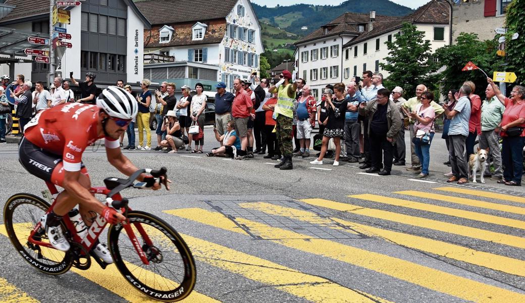 Er hat keine Zeit, die schöne Kulisse und die vielen Zuschauer zu geniessen: Der deutsche Sprintstar John Degenkolb auf dem Weg vom Atzmännig nach Arosa.