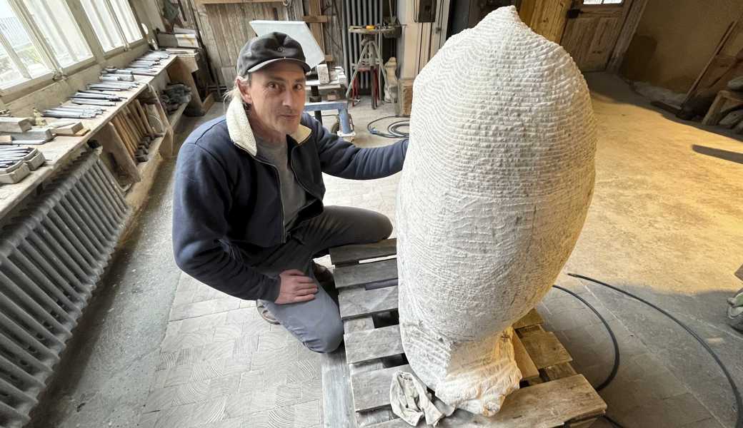 Gregor Weder mit einer neu entstehenden Skulptur in seiner Altstätter Werkstatt, direkt beim Stadtbach. Das Hochwasser von 2014 bedeutete eine Zäsur. 